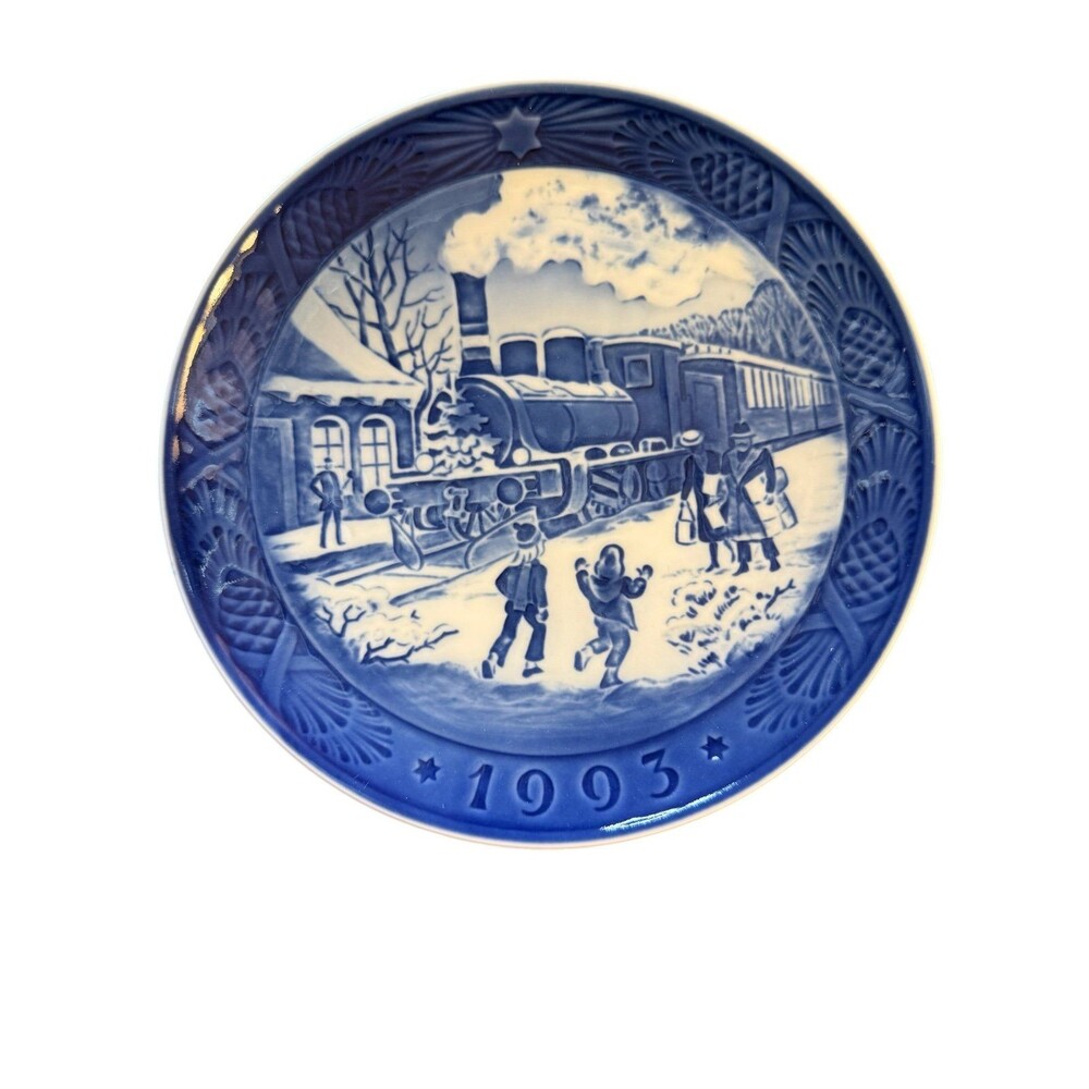 1993 Royal Copenhagen Christmas Plate "Christmas Guests" (Julegæsterne Ankommer)